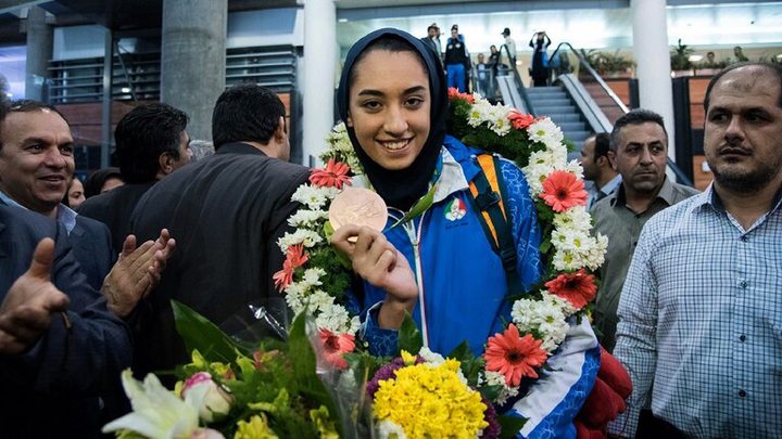 لاعبة إيرانية فائزة بميدالية أولمبية تعلن رحيلها عن بلدها