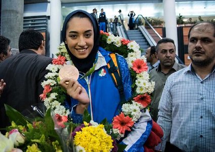 لاعبة إيرانية فائزة بميدالية أولمبية تعلن رحيلها عن بلدها