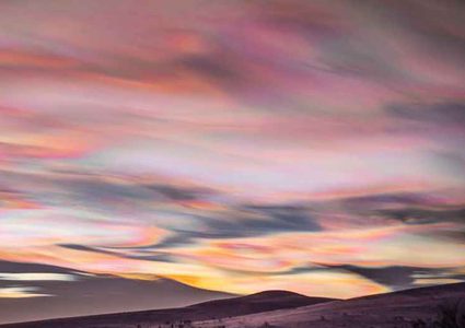 ناسا تنشر صورة مذهلة لظاهرة "سحاب الستراتوسفير القطبي"