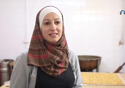 هيا الشيخ ياسين تبدع في صناعة حلوى السمسمية