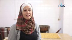 هيا الشيخ ياسين تبدع في صناعة حلوى السمسمية