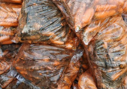 الضابطة الجمركية تتلف طنًا من الجزر الفاسد