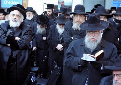 شرطة الاحتلال تكشف احتجاز حاخام عشرات النساء في ظروف عبودية