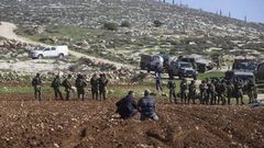 قوات الاحتلال توقف العمل بمشروع استصلاح اراض شرق رام الله