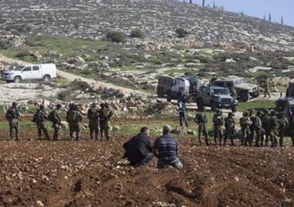 قوات الاحتلال توقف العمل بمشروع استصلاح اراض شرق رام الله