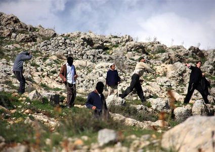 نابلس: مستوطنون يهاجمون منازل المواطنين في قرية مادما