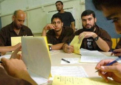 هيئة الاسرى: 1070 أسيرا يلتحقون ببرنامج التعليم الجامعي