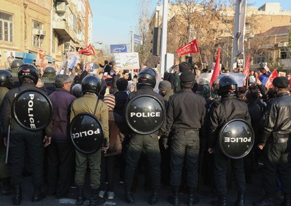 التظاهرات تعم إيران لليوم الثالث على التوالي مطالبين برحيل خامئني