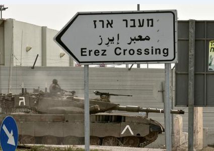 قوات الاحتلال تعتقل مواطنا اثناء السفر عبر حاجز بيت حانون