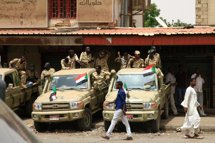 "تمرد" لعناصر في المخابرات السودانية وإغلاق المجال الجوي للخرطوم