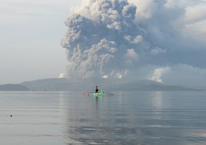بركان "تال" ينفث الحمم وينشر حالة ذعر بين سكان اليابان