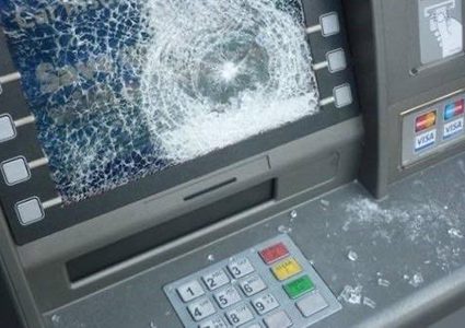 مجهولون يحاولون سرقة صراف آلي في الخليل