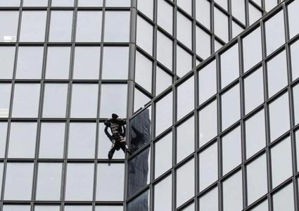 باريس.. شاهد سبايدر مان يتسلق برج ليتضامن مع قضية إنسانية