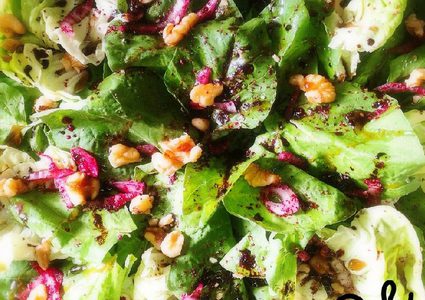 سلطة السبانخ الخضراء