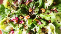 سلطة السبانخ الخضراء