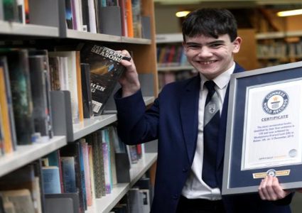 طفل يدخل موسوعة "غينيس" بحفظ مقدمات 129كتابًا‎