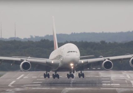 أمريكا.. طائرة تفرغ خزان وقودها على طلاب مدرسة !