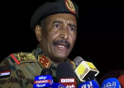 البرهان: لن نسمح بالانقلاب على الشرعية ومقر المخابرات تحت السيطرة