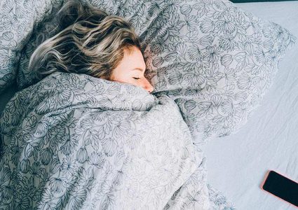 دراسة تكشف سبب كثرة النوم في الشتاء