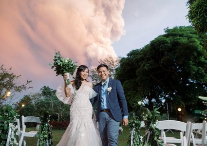 الفلبين.. زوجان يقيمان حفل زفافهما بالقرب من بركان "تال" الثائر !