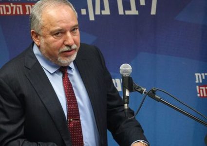 ليبرمان يتعهّد بحل العقدة السياسية وتشكيل حكومة