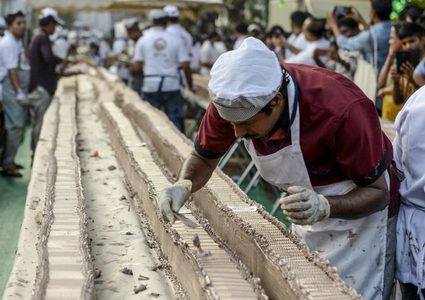 خبازون يصنعون أطول كعكة فانيلا في العالم لدخول موسوعة غينيس