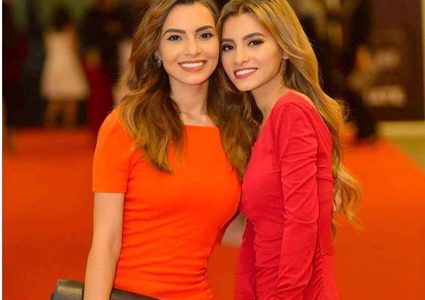كارمن سليمان تحيّر الجميع بصورة مع شقيقتها