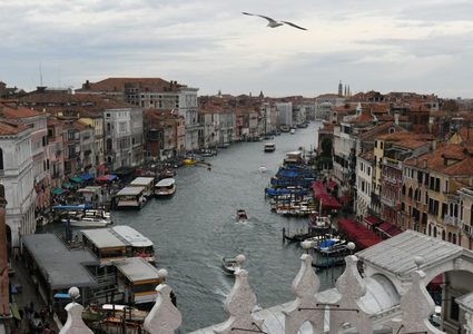 رجل ينجو بأعجوبة من انهيار جدار استنادي