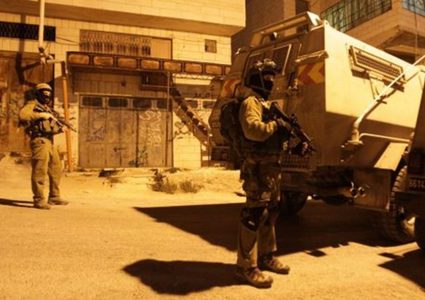 الاحتلال يفتش عددا من المنازل جنوب الخليل