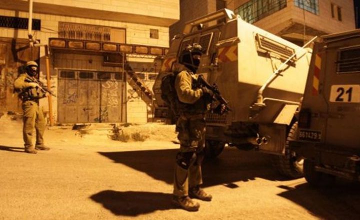 الاحتلال يفتش عددا من المنازل جنوب الخليل