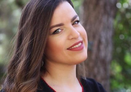 مصممة أزياء تستوحي "عصفور الشمس" الفلسطيني في تصاميمها