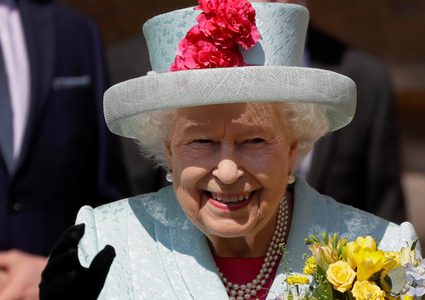 الملكة إليزابيث تخالف القواعد الملكية
