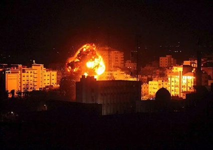 طيران الاحتلال الحربي يستهدف موقعاً شمال غزة