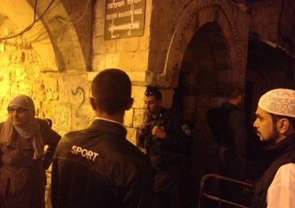 الاحتلال يعتدي على المصلين بالأقصى عقب اقتحام باحاته فجراً