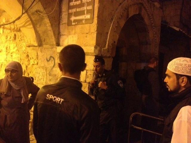 الاحتلال يعتدي على المصلين بالأقصى عقب اقتحام باحاته فجراً