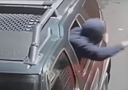 مسلح يقتحم "ماكدونالدز" من شباك طلبات السيارات