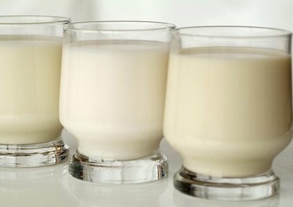 أي أنواع الحليب يساعد في الحفاظ على الشباب