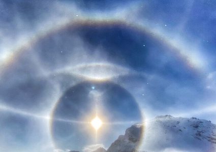 هالة جليدية" تطوق الشمس فوق جبال الألب السويسرية