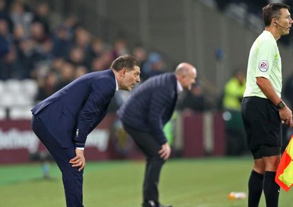 "الإنجليزي" ينصح حكامه بالعودة لـ"الفار" قبل منح البطاقة الحمراء