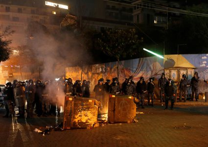 اصابة العشرات خلال اشتباكات بين الأمن ومتظاهرين في بيروت