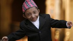 وفاة أقصر رجل في العالم عن عمر 27 عاما
