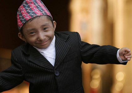 وفاة أقصر رجل في العالم عن عمر 27 عاما