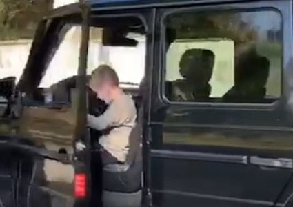 كازاخستان.. تغريم والدين تركا طفلهما يقود سيارة بسرعة كبيرة !