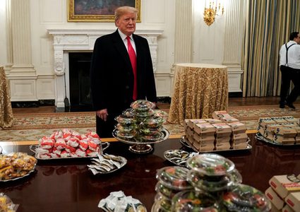 ترامب يستبدل طعام المدارس الصحي بالوجبات السريعة المفضلة لديه !