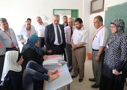 الفتاة اية مسعود من غزة ترسم وتطرز بقدميها 
رحلة تحدٍّ وإصرار خاضتها الفتاة آية مسعود من مدينة غزة والتي ولدت بذراعين مبتورتين، استطاعت أن تدرس وتتفوق وتنهي المرحلة الجامعية بتخصص الوسائط المتعددة بامتياز كما أنها ترسم وتطرز بقدميها