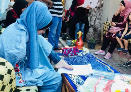 الفتاة اية مسعود من غزة ترسم وتطرز بقدميها