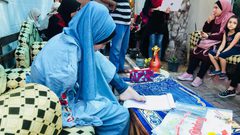 الفتاة اية مسعود من غزة ترسم وتطرز بقدميها 
رحلة تحدٍّ وإصرار خاضتها الفتاة آية مسعود من مدينة غزة والتي ولدت بذراعين مبتورتين، استطاعت أن تدرس وتتفوق وتنهي المرحلة الجامعية بتخصص الوسائط المتعددة بامتياز كما أنها ترسم وتطرز بقدميها