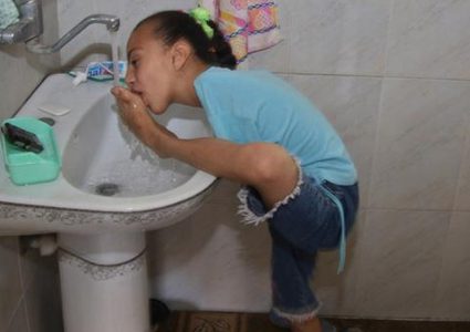 الفتاة اية مسعود من غزة ترسم وتطرز بقدميها