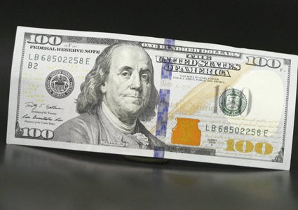 بنك يفصل موظفة بسبب رد فعلها الإنساني تجاه عميل