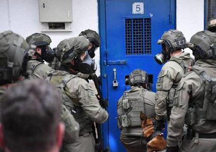 نادي الأسير: قوات القمع تقتحم قسمي (10) و(11) في سجن "عوفر"